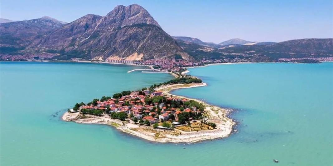 Gün içinde renk değiştirmesiyle dikkat çekiyor: ‘Türkiye’nin 7 renkli gölü’ 1